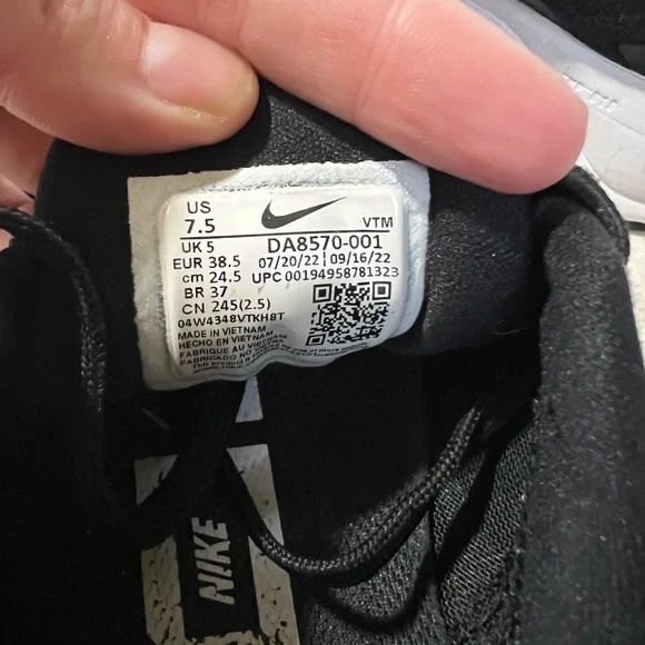 Nike Men's Black and White Athletic Shoes - Picture 4 of 4